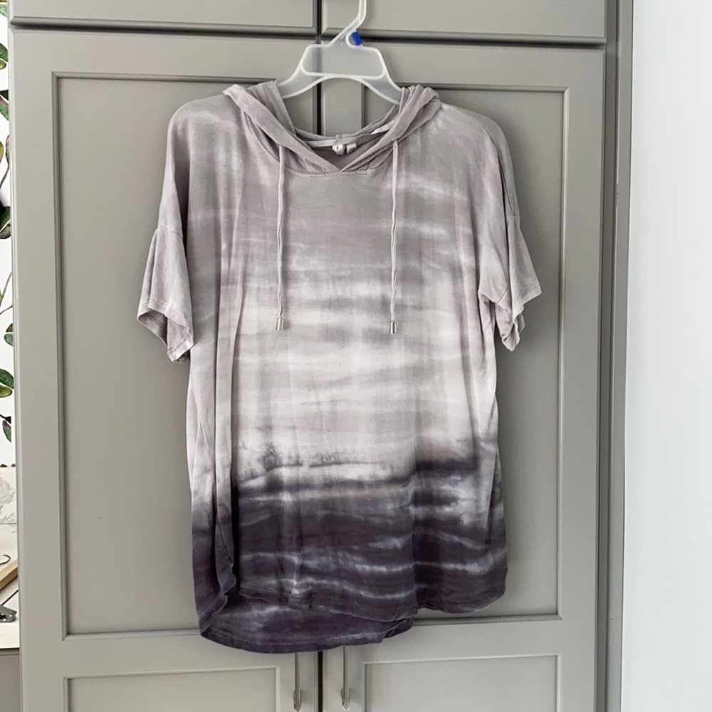 Ombré short sleeved hooded shirt size medium